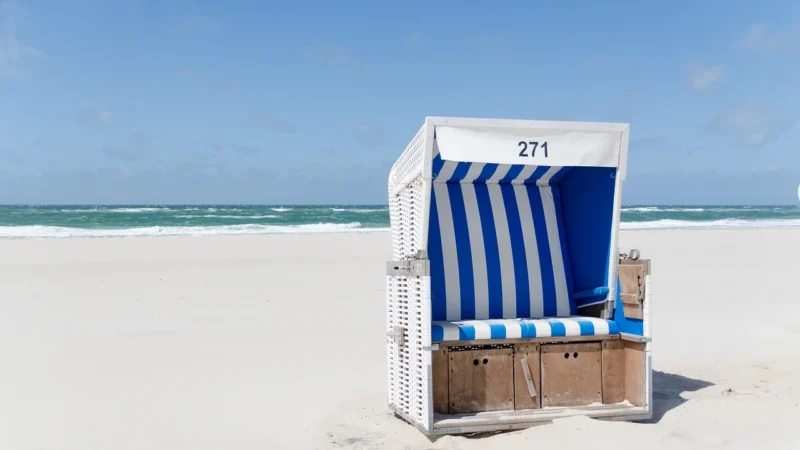 Parawan plażowy z logo: jak wyróżnić markę latem
